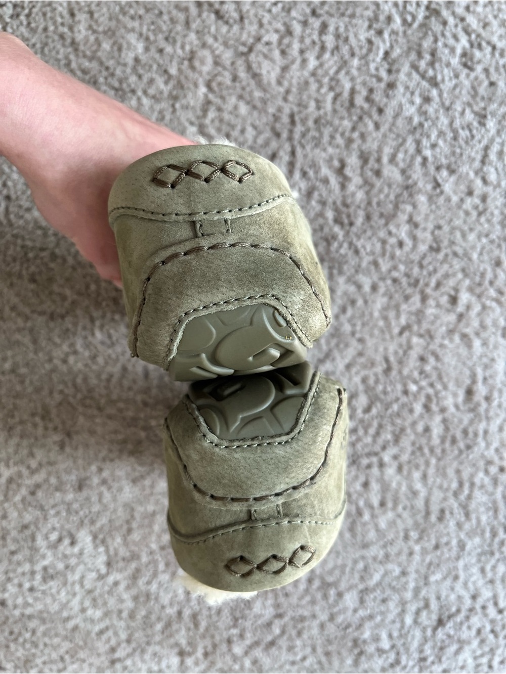 NEW UGG Women's Suede Moccasin Slipper in Olive with Shearling Lining - Picture 4 of 10